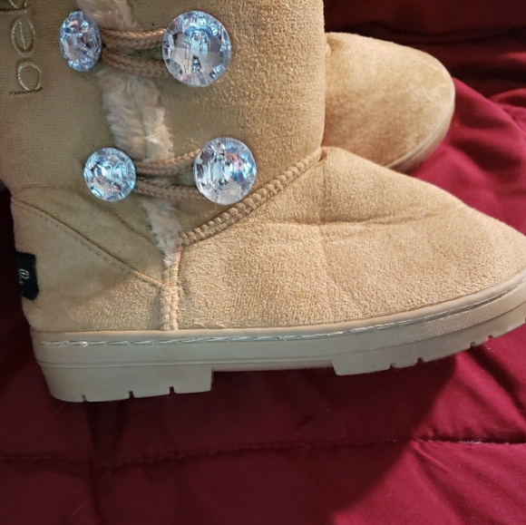 Bebe Girls Size 4 Light Brown Tan Boots Fur Lined  Faux Crystal Buttons NWT - Picture 7 of 9